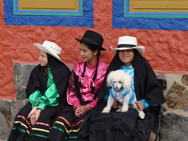 Mujeres en Traje Tipico, Pueblito Boyacense, Tocog...