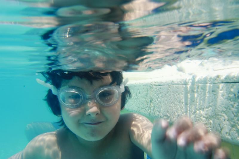 NiÃ±o en la Piscina