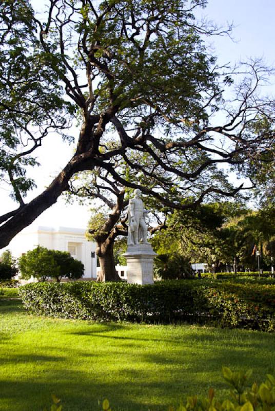 Monumento a Simon Bolivar, Quinta de San Pedro Ale...