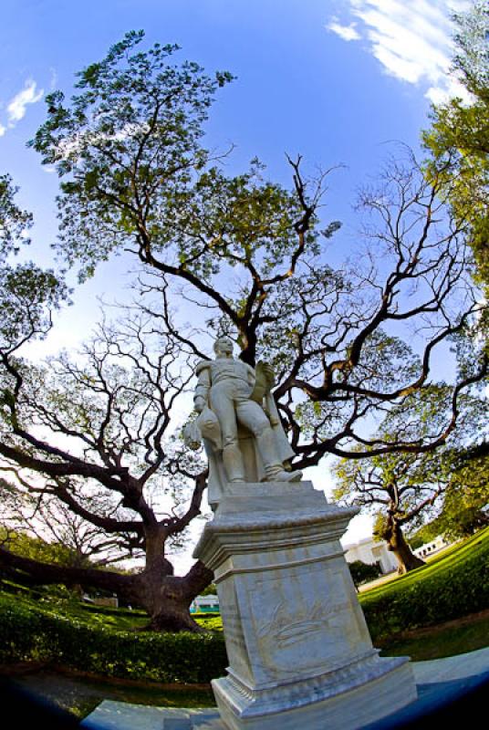 Monumento a Simon Bolivar, Quinta de San Pedro Ale...