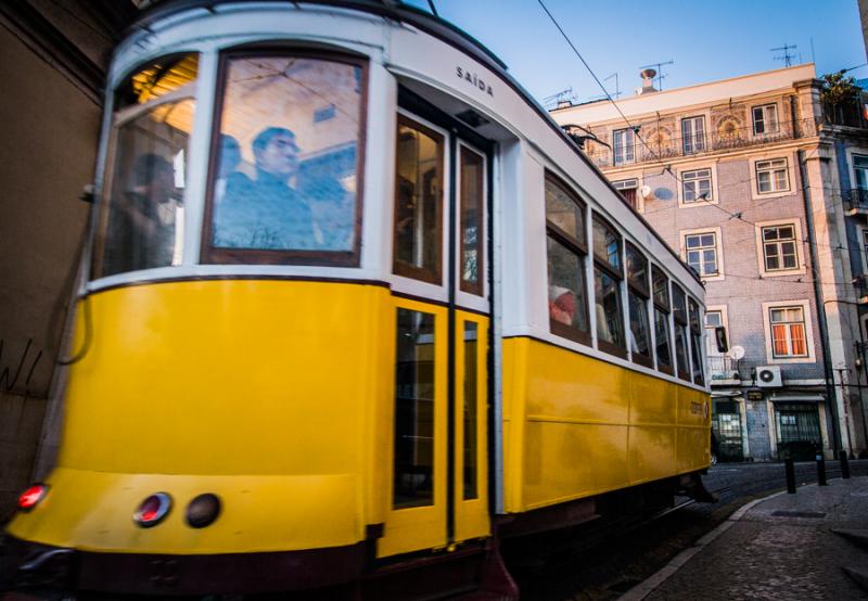 Tranvia en Barrio Alto, Lisboa, Portugal, Europa O...