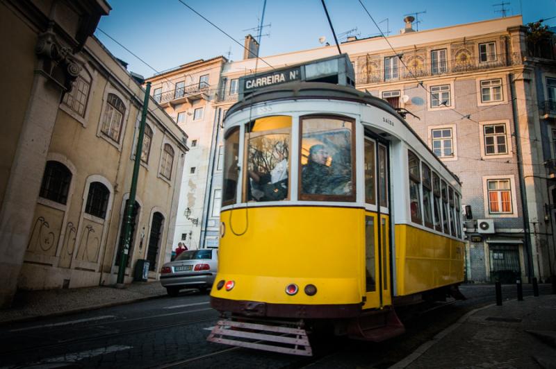 Tranvia en Barrio Alto, Lisboa, Portugal, Europa O...