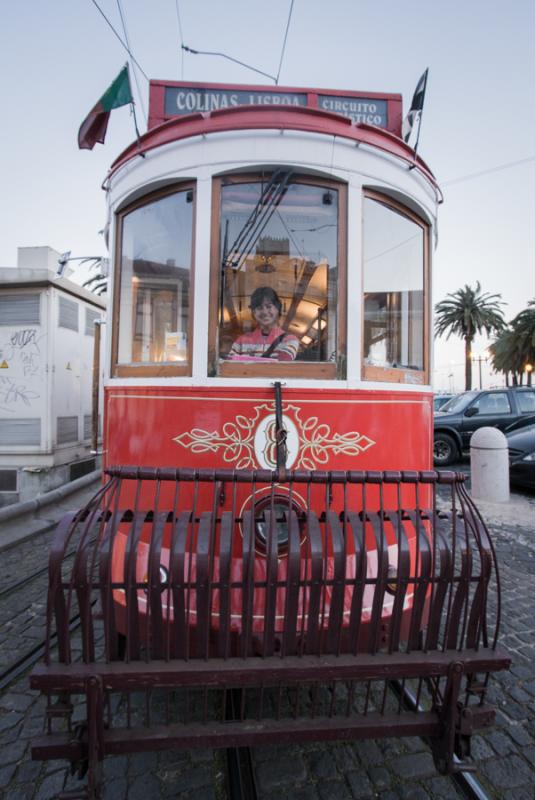 Tranvia en la Plaza de Comercio, Lisboa, Portugal,...