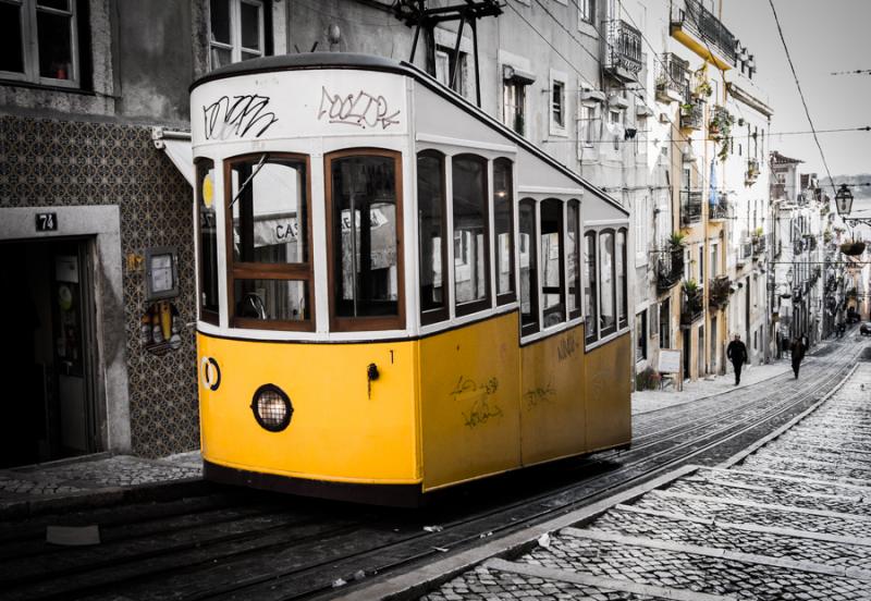 Tranvia en Barrio Alto, Lisboa, Portugal, Europa O...