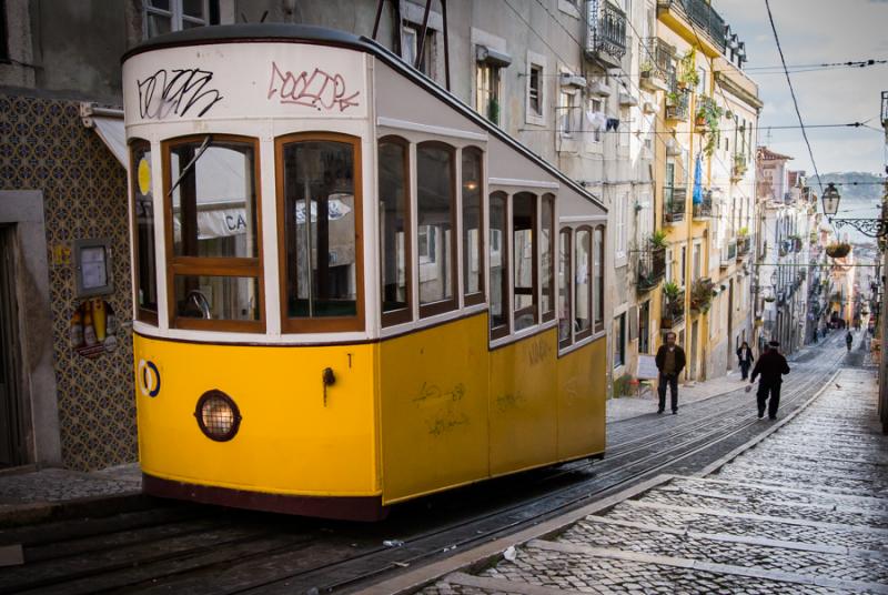 Tranvia en Barrio Alto, Lisboa, Portugal, Europa O...