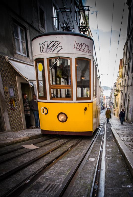 Tranvia en Barrio Alto, Lisboa, Portugal, Europa O...