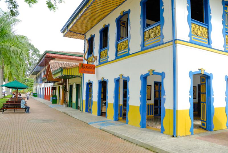 Pueblo Quindiano, Parque Nacional del Cafe, Monten...