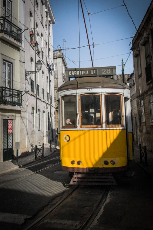 Tranvia en Barrio Alto, Lisboa, Portugal, Europa O...