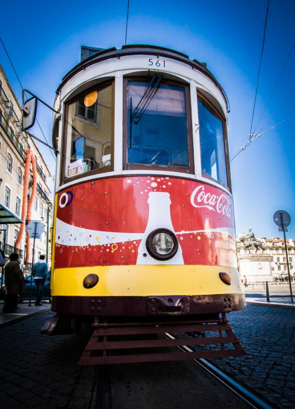 Tranvia en Barrio Alto, Lisboa, Portugal, Europa O...