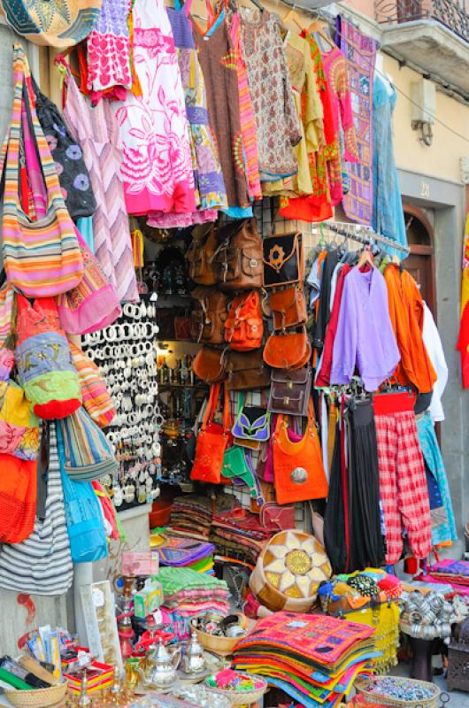 Mercado en Plaza Larga Albaicin Alto, Granada, And...