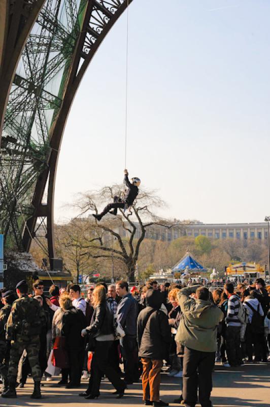 Artista en la Torre Eiffel, Paris, Francia, Europa...