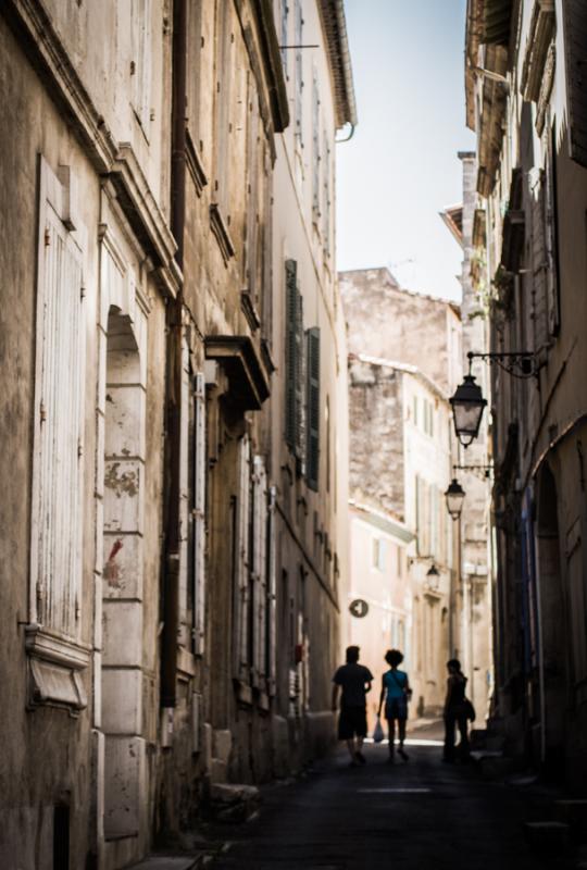 Calle Empedrada de Bouches-du-Rhône, Arles, Franc...