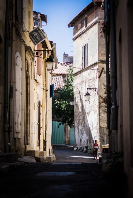 Calle Empedrada de Bouches-du-Rhône, Arles, Franc...