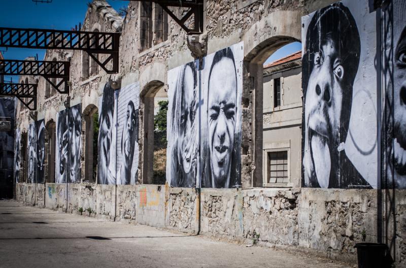 Murales en Bouches-du-Rhône, Arles, Francia, Euro...