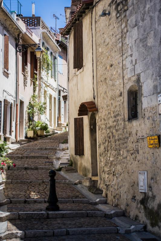 Calle Empedrada de Bouches-du-Rhône, Arles, Franc...