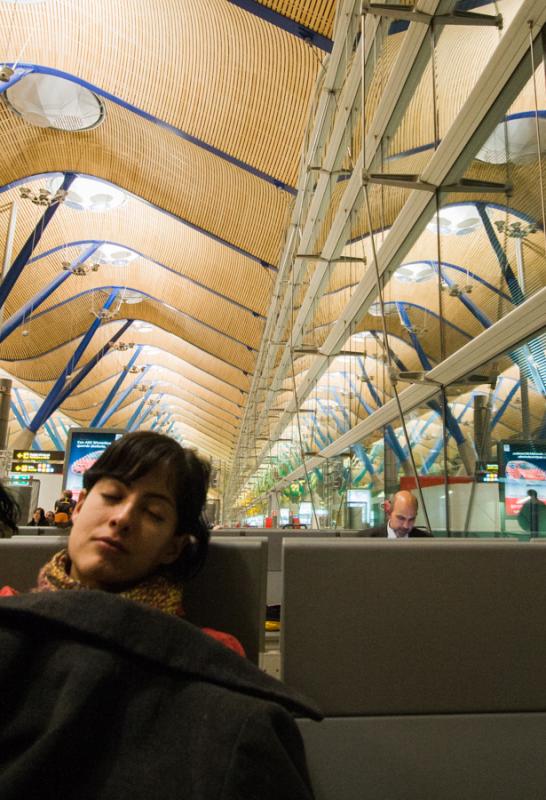 Mujer Dormida en el Aeropuerto de Barajas, Madrid,...