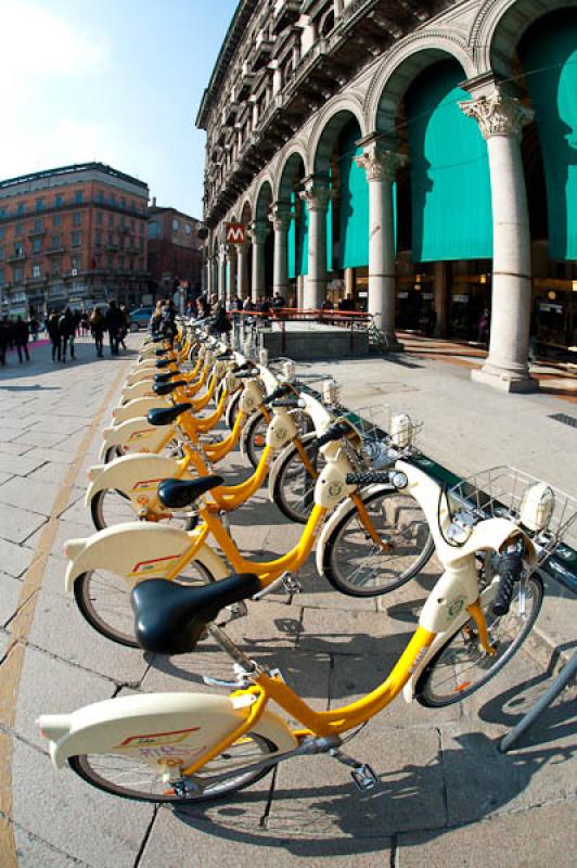 BikeMi, Plaza del Duomo, Milan, Lombardia, Italia,...