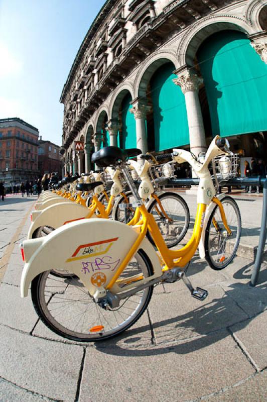 BikeMi, Plaza del Duomo, Milan, Lombardia, Italia,...