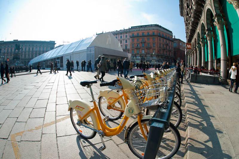 BikeMi, Plaza del Duomo, Milan, Lombardia, Italia,...