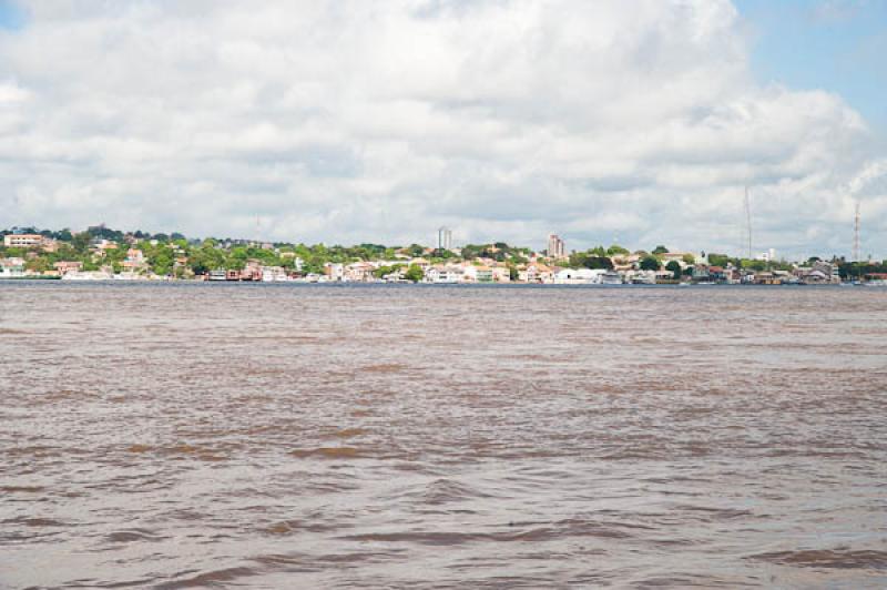 Pueblo en el Rio Amazonas, Amazonas, Leticia, Colo...