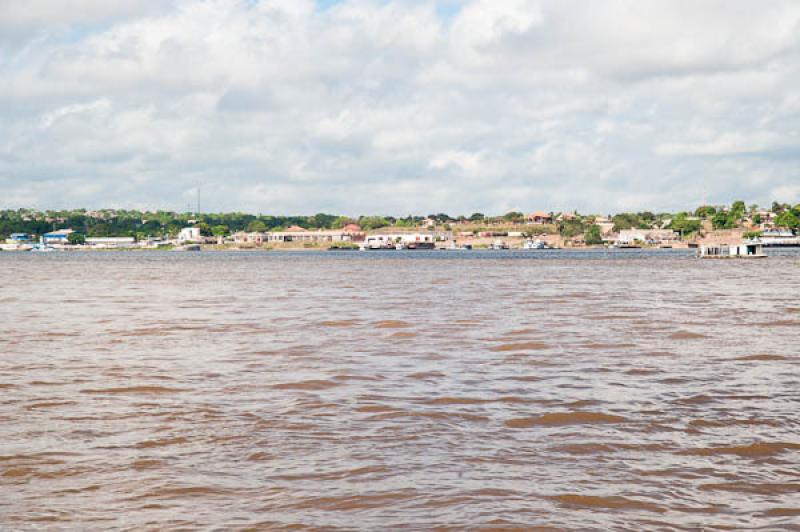 Pueblo en el Rio Amazonas, Amazonas, Leticia, Colo...