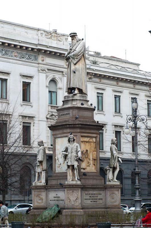 Estatua de Leonardo da Vinci, Piazza della Scala, ...