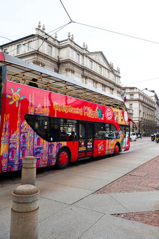 Teatro de La Scala y Autobus, Milan, Lombardia, It...