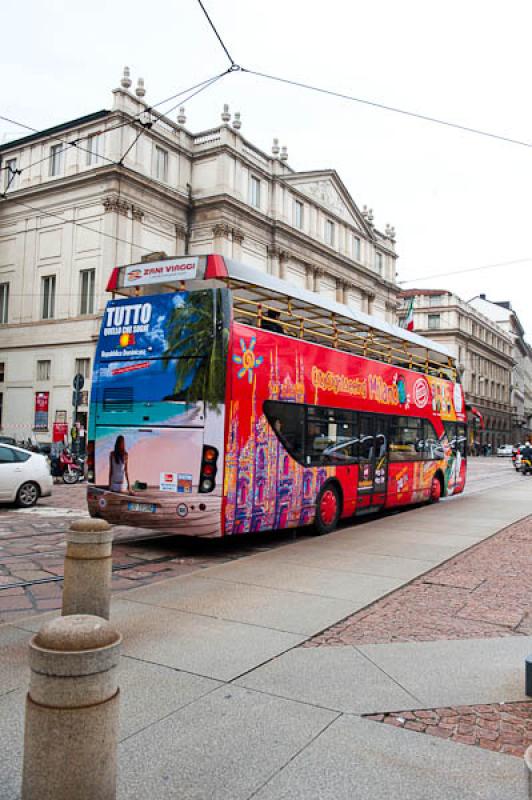 Teatro de La Scala y Autobus, Milan, Lombardia, It...