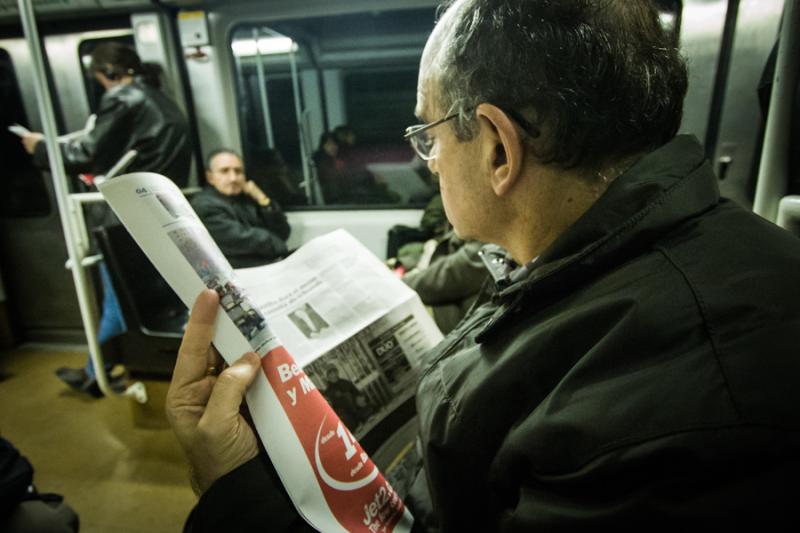 Hombre Leyendo en el Metro del Metro de Barcelona,...