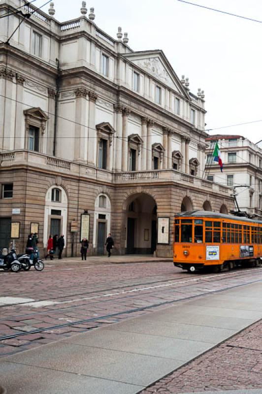 Teatro de La Scala y Tranvia, Milan, Lombardia, It...