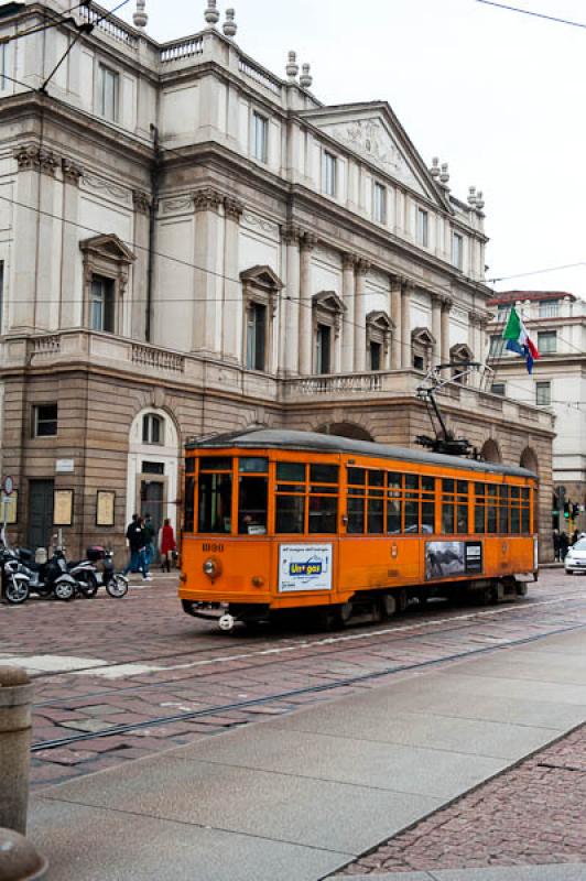 Teatro de La Scala y Tranvia, Milan, Lombardia, It...