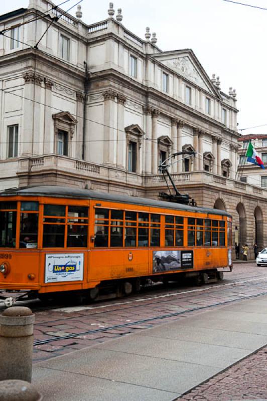 Teatro de La Scala y Tranvia, Milan, Lombardia, It...