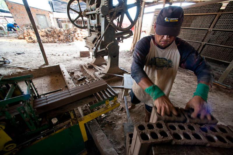 Hombre Fabricando Ladrillos