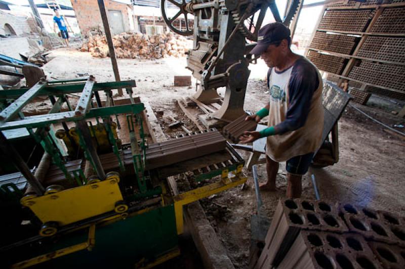 Hombre Fabricando Ladrillos