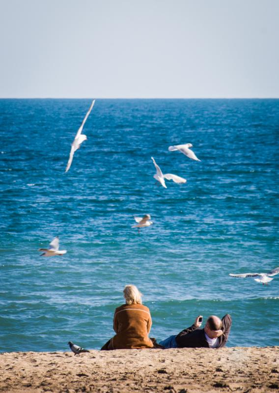 Pareja en la Playa de la Barceloneta, Barcelona,Ca...