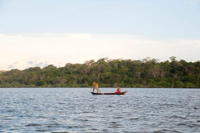 Pescadores en el Rio Amazonas, Belterra, Brasil, B...