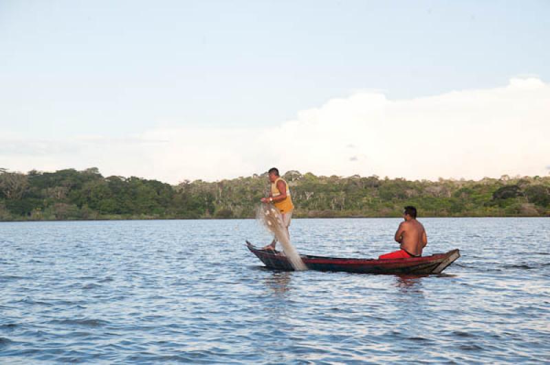 Pescadores en el Rio Amazonas, Belterra, Brasil, B...