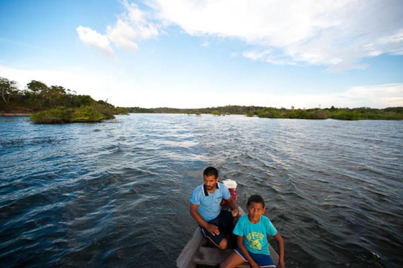 Padre con su Hijo, Rio Amazonas, Belterra, Brasil,...