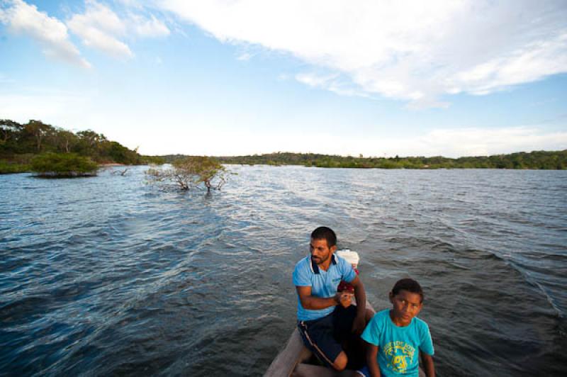 Padre con su Hijo, Rio Amazonas, Belterra, Brasil,...