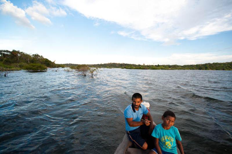 Padre con su Hijo, Rio Amazonas, Belterra, Brasil,...