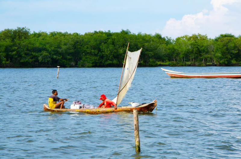 Pescadores en la Bahia de Cispata, San Antero, Cor...