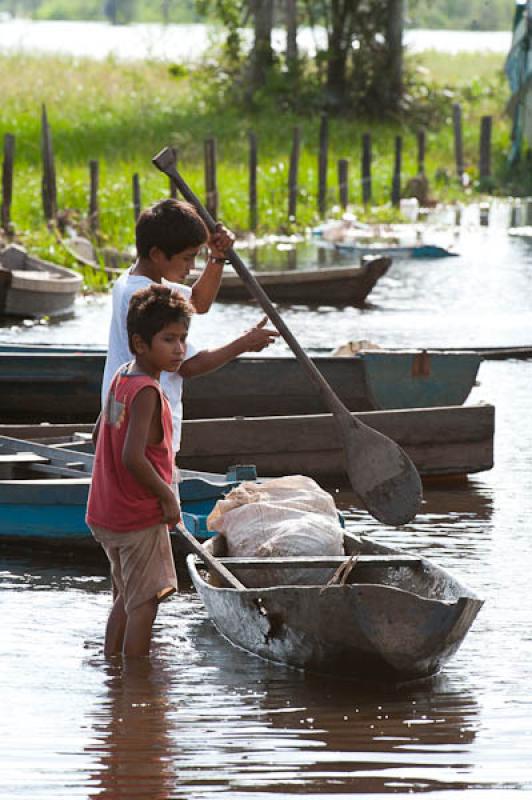 NiÃ±os en el Lago de Maica, Santarem, Para, Bras...