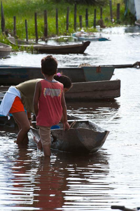 Madre con su Hijo, Lago de Maica, Santarem, Para, ...