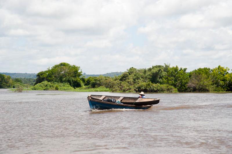 Canoas en el Lago de Maica, Santarem, Para, Brasil...