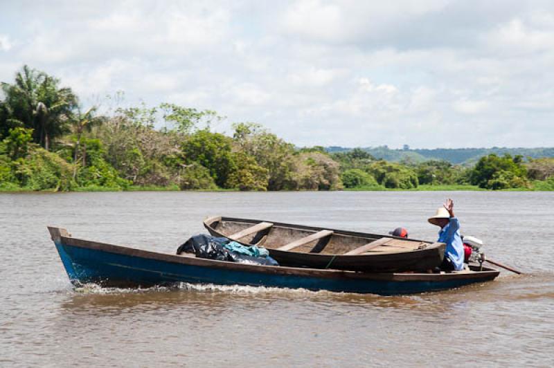 Canoas en el Lago de Maica, Santarem, Para, Brasil...