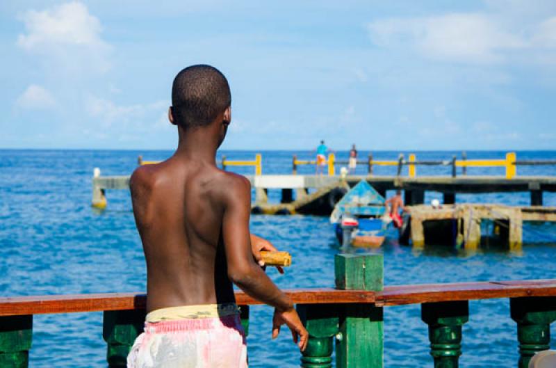 NiÃ±o en el Puerto de Capurgana, Capurgana, Acan...