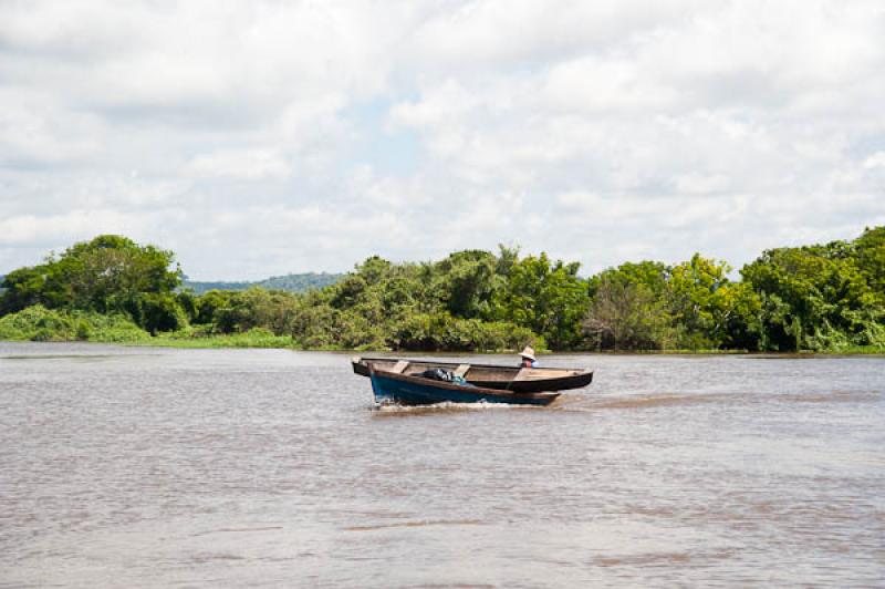 Canoas en el Lago de Maica, Santarem, Para, Brasil...