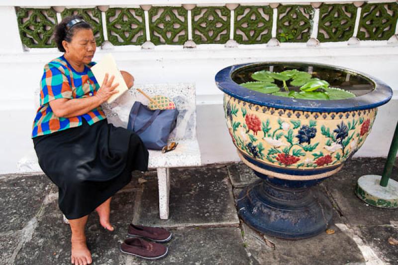 Mujer en el Templo del Buda de Esmeralda, Bangkok,...