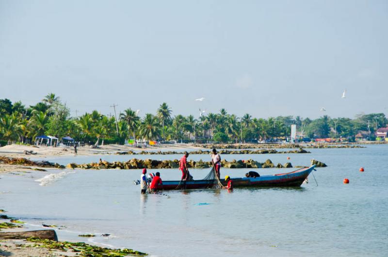 Pescadores en Playa Blanca, Bahia de Cispata, San ...