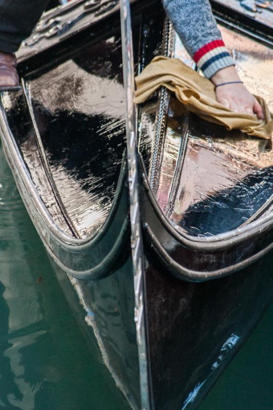 Limpieza de una Gondola, Venecia, Veneto, Italia, ...